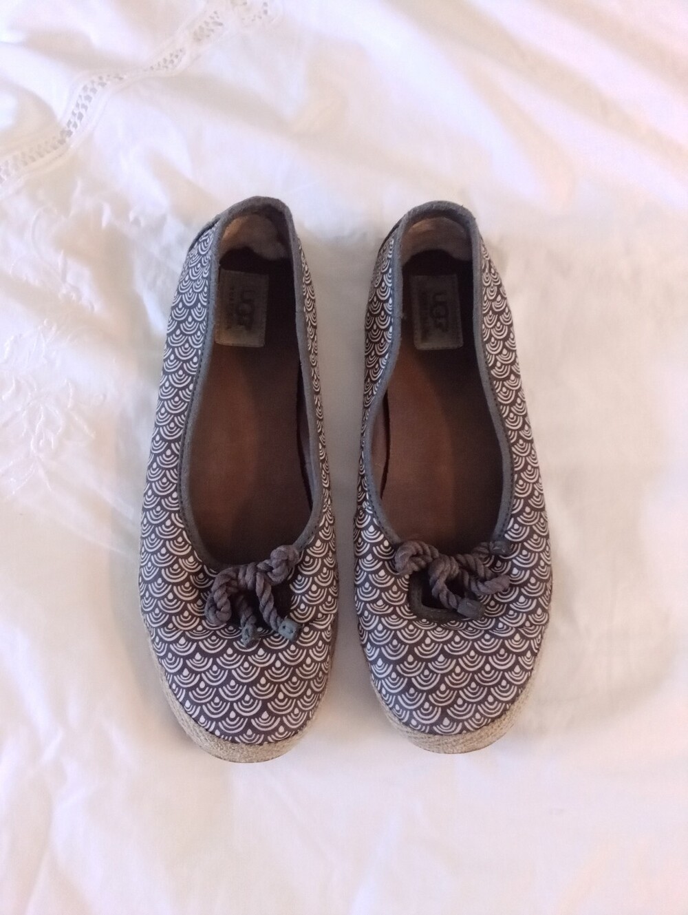 UGG Australia Espadrille Flats / Shoes - Brown & Tan - Sz 10